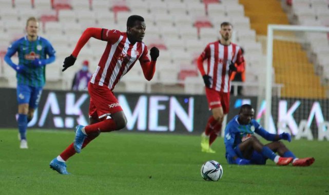 Sivasspor'da 2 futbolcu, sarı kart sınırında