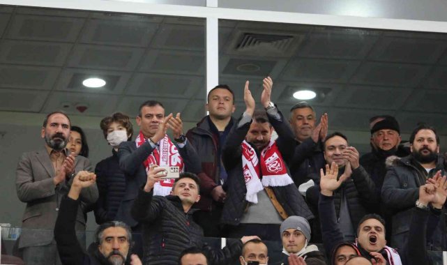 Sivasspor'u yönetim ayakta alkışladı
