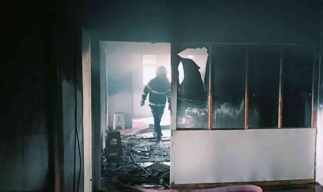 Sobadan çıkan yangın odayı küle çevirdi