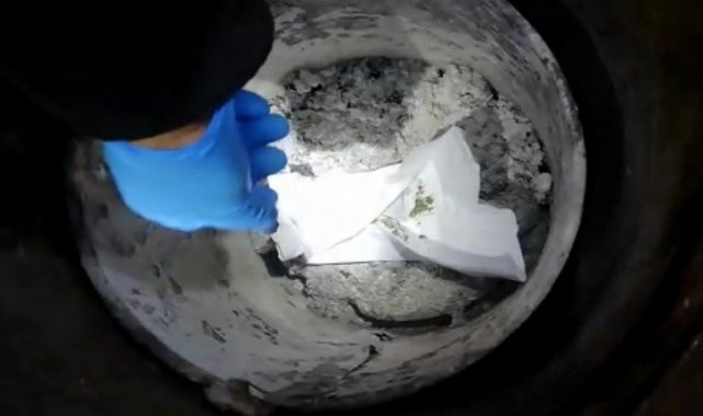 Sobanın içine gizlenen esrar polisin dikkatinden kaçmadı