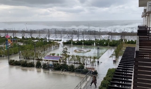 Soçi sahilleri dev dalgalara teslim