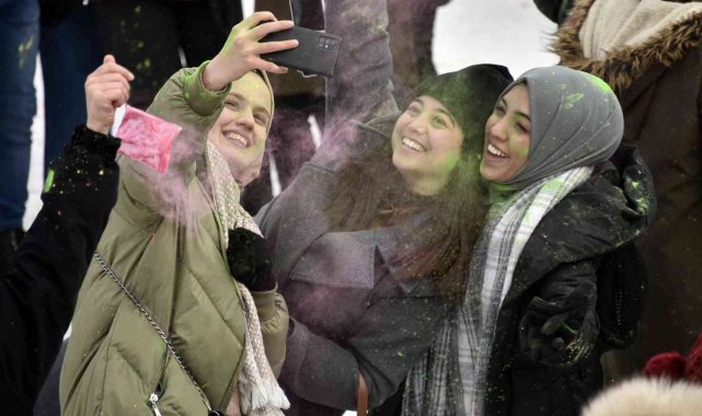 Soğuğa aldırmadan Boya Festivalinde gönüllerince eğlendiler