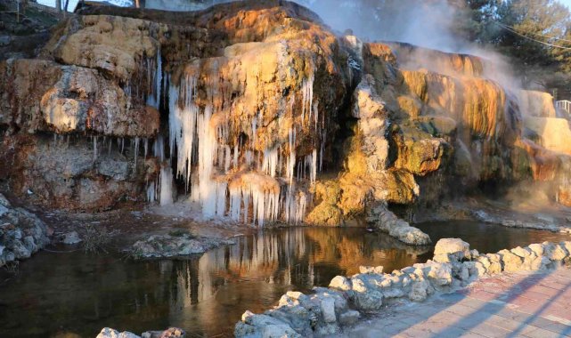 Soğuk havada yapay sıcak su şelalesi bile dondu