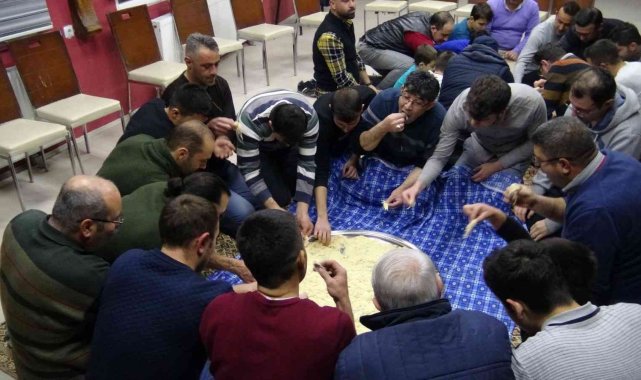 Soğuk kış gecelerinde muhabbetler tel helva ile tatlanıyor