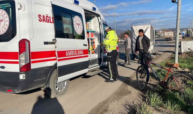 Sokağa çıkması yasak olan araçla bisikletliye çarptı