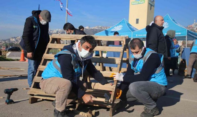 Sokak hayvanları için atık paletlerden kulübe yapıyorlar