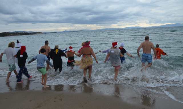 Sokak Hayvanları  İçin Denize Girdiler!