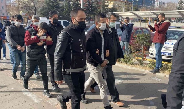 Sokak satıcılarına operasyon: 9 gözaltı