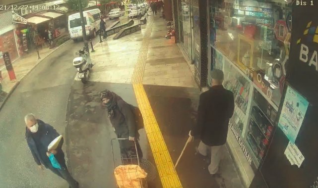 Sokakta yere yığılıp kalan yaşlı kadının eşi ne yapacağını bilemedi, yoldan geçenlerin duyarsızlığı pes dedirtti