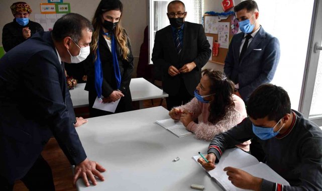 Söke Kaymakamı Güney'den özel eğitim öğretmenlerine özel kutlama