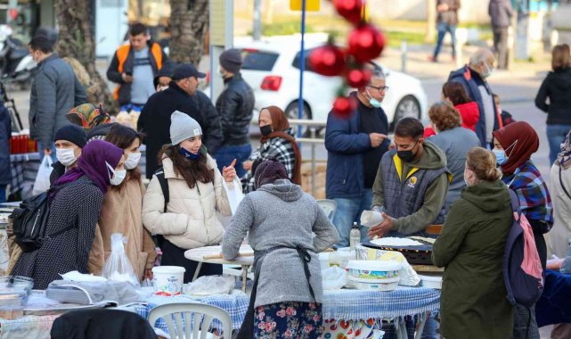 Sosyal medya fenomenleri Buca'nın Üretici Pazarını keşfetti