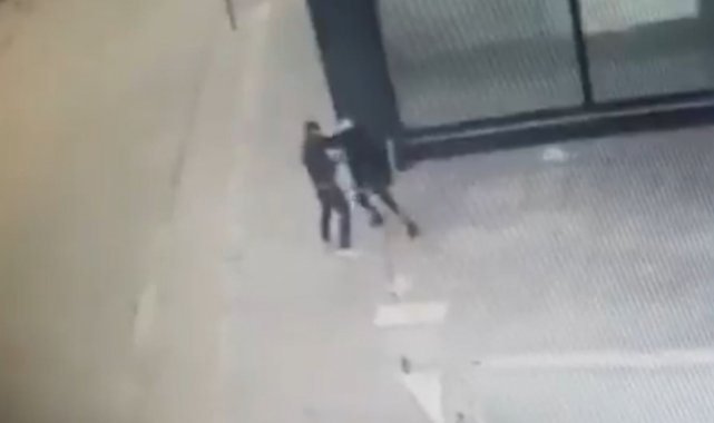 Sözleşmeli erin kadın polisi sokak ortasında bıçaklaması güvenlik kamerasında