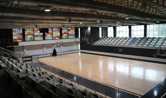 Spor tesisindeki yenileme çalışmaları devam ediyor