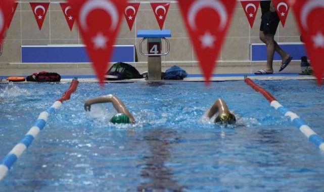 Su korkusu ile başladığı yüzmede milli takımı hedefliyor
