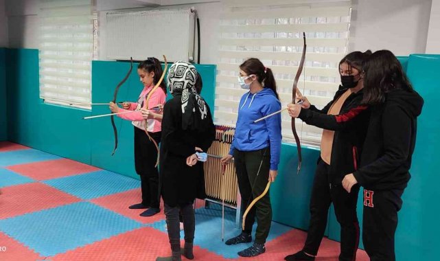 Şuhut Gençlik Merkezinde resim ve okçuluk eğitimleri başladı