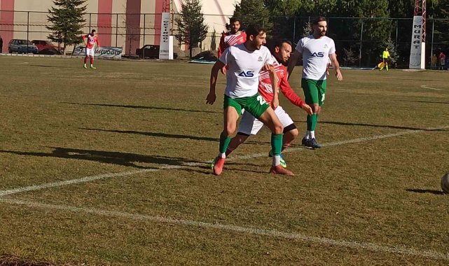 Şuhut Hisarspor, Dinar Belediye Spor'u tek golle geçti