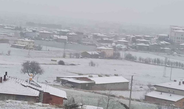 Şuhut'ta kar yağışı etkili oldu