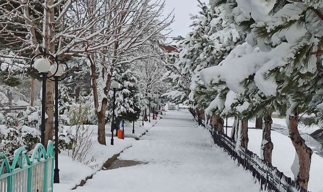 Şuhut'ta kar yağışı sonrası kartpostallık manzaralar ortaya çıktı