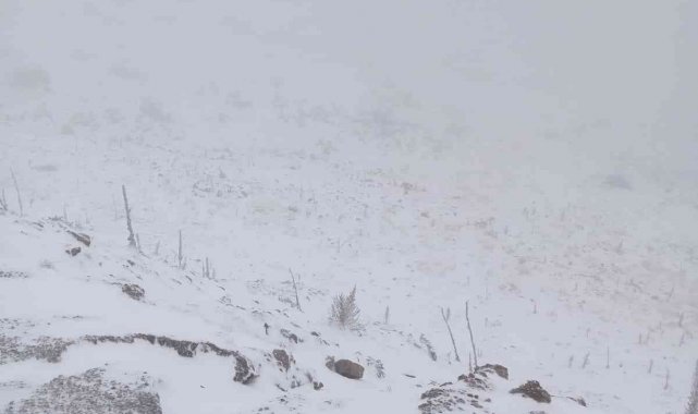 Şuhut'ta kar yağışı yüksek kesimleri beyaza bürüdü