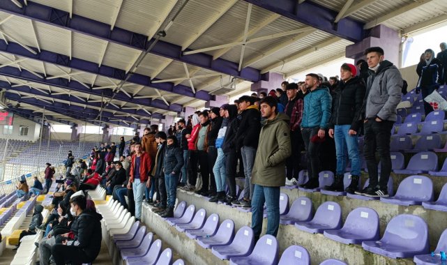 Şuhutlu öğrencilerden Afyonspor&#039;a pankartlı destek