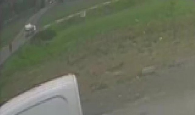 Sultanbeyli&#039;de orta refüje çarpan ticari araç moto kurye üzerine devrildi