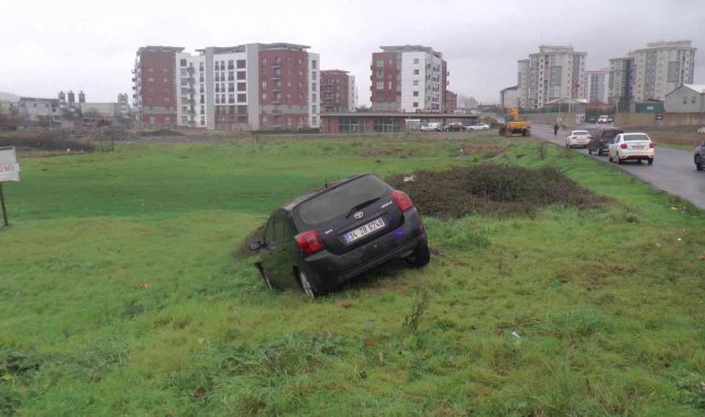 Sultanbeyli'de otomobille tarlaya uçtu:3 hafif yaralı