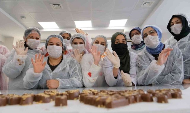 Sultangazi Belediyesinden çok tatlı bir etkinlik: Çikolata atölyesi