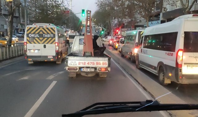 Sultangazi'de kamyonet kasasında tehlikeli yolculuk kamerada