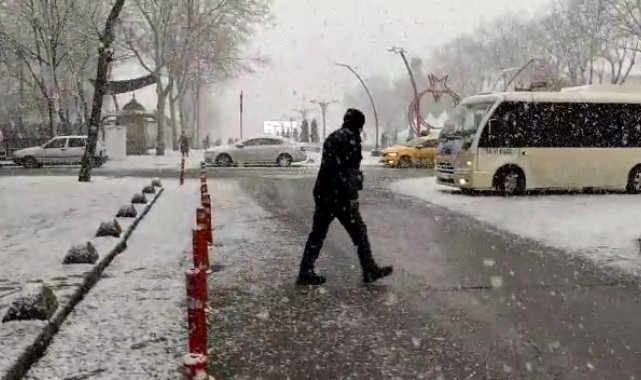Sultangazi&#039;de lapa lapa kar yağdı