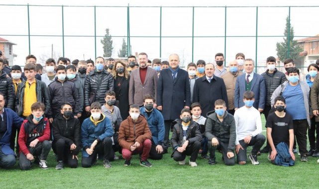 Suluova Belediyesi'nden iki liseye halı saha