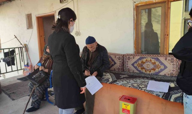 Sungurlu'da sağlık çalışanları köylerde aşı çalışması yapıyor