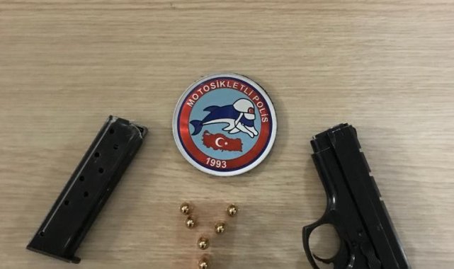 Şüphe üzerine durdurulan otomobilde ruhsatsız tabanca ele geçirildi