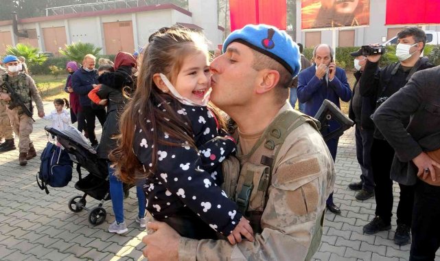 Suriye görevinden dönen komandolar evlatlarını öpücüklere boğdu