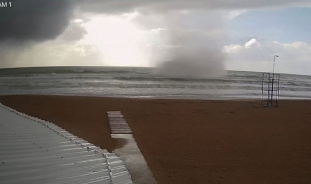 Sürücülere korku dolu anlar yaşatan hortum güvenlik kamerasında