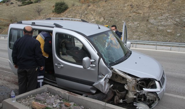Sürücüsünün direksiyon hakimiyetini kaybettiği araç kaldırıma çarparak durabildi: 1 ağır yaralı