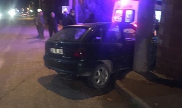 Sürücüsünün direksiyon hakimiyetini kaybettiği otomobil kaldırımdaki kadına çarptı