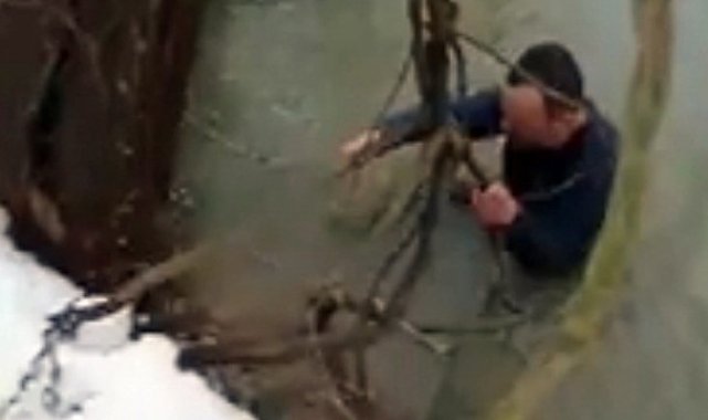 Suya düşen telefon için buz gibi suya girdi