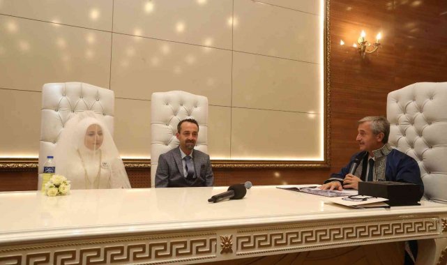 Tahmazoğlu'ndan nikahı kıyılan çifte sürpriz