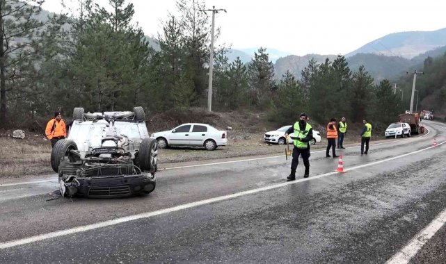Takla atan otomobil sürücüsü yaralandı