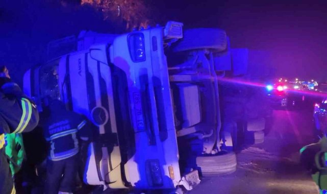 Takla atan tırda sıkışan sürücüyü itfaiye kurtardı