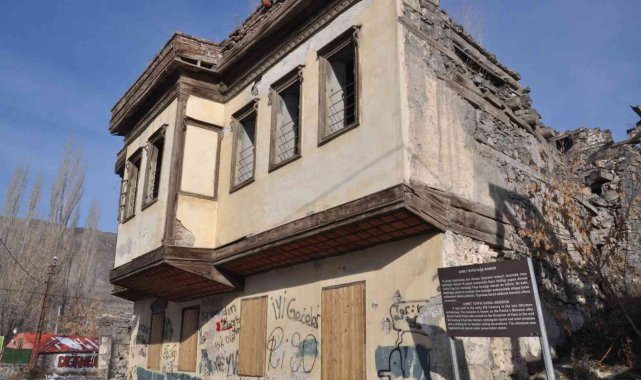 Tarihi Ahmet Tevfik Paşa Konağı'nın 4 duvarı kaldı