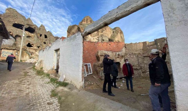 Tarihi eserlerin yanına yapılan yapılar yıkılmaya başlandı