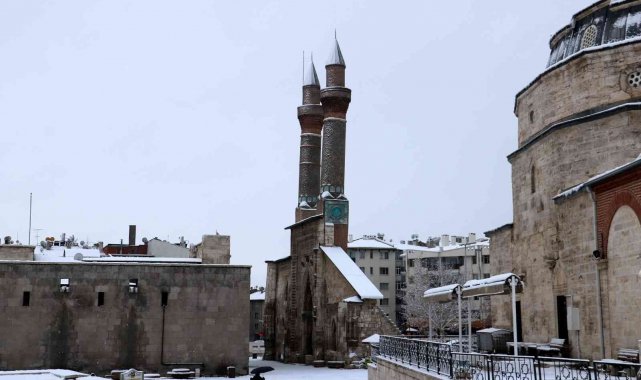 Tarihi kentte kar kartpostallık görüntüler oluşturdu