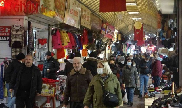Tarihi Uzun Çarşı'da yeni yıl yoğunluğu yaşanıyor