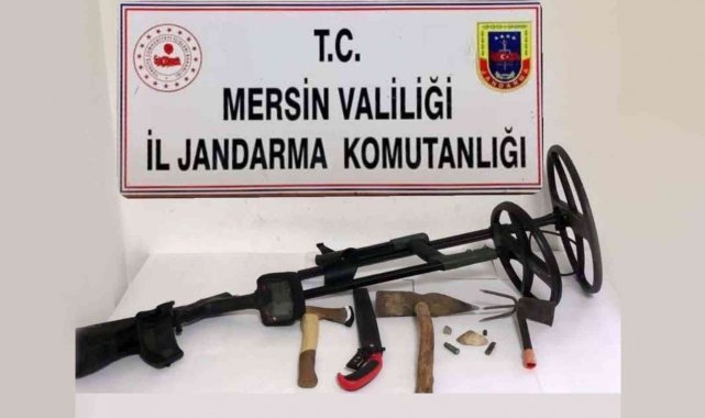 Tarsus'ta kaçak kazı yapan 2 kişi suçüstü yakalandı