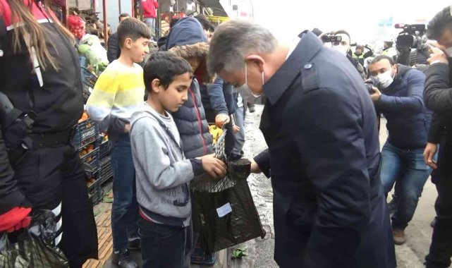 Taş atan çocuklara dokunularak topluma kazandırılıyor