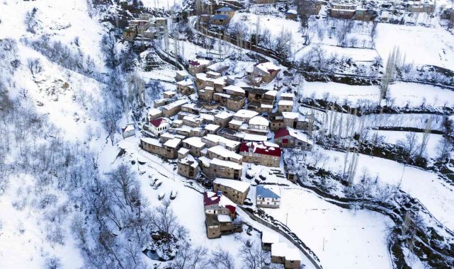 Taş evlerin kartpostallık kış manzarası