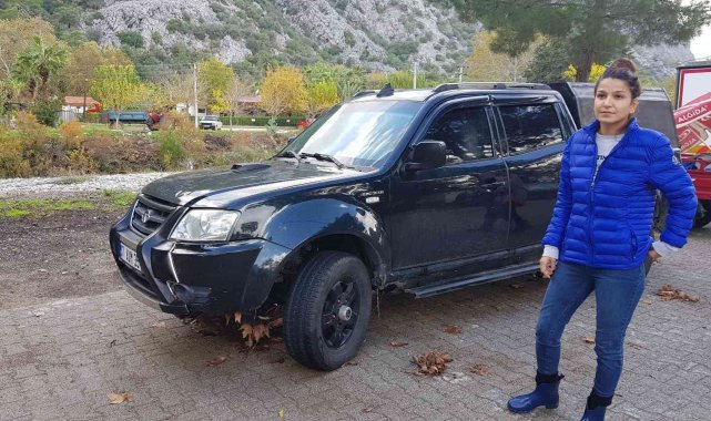 Taşan derede mahsur kalan kadını turistler kurtardı