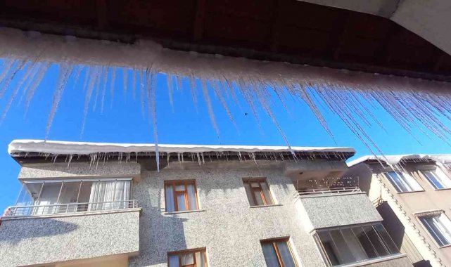 Tatvan&#039;da çatılarda 1 metrelik buz sarkıtları oluştu