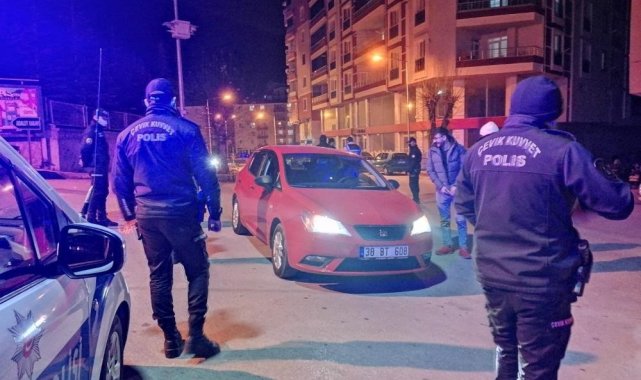 Tehditle alkollü içki alıp kaçan 2 zanlı huzur uygulamasına takıldı